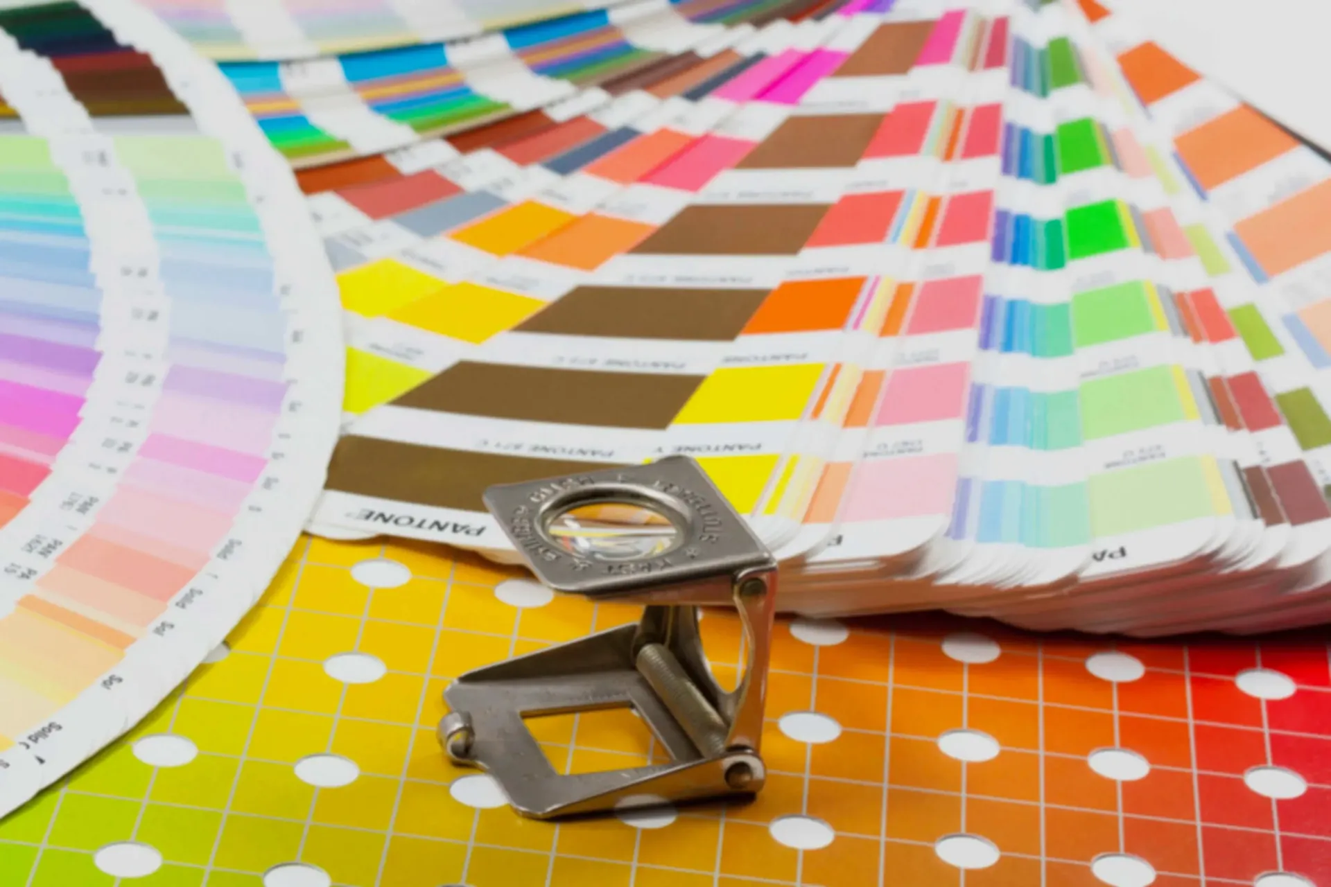 Vzorník barev Pantone s tiskařskou lupou